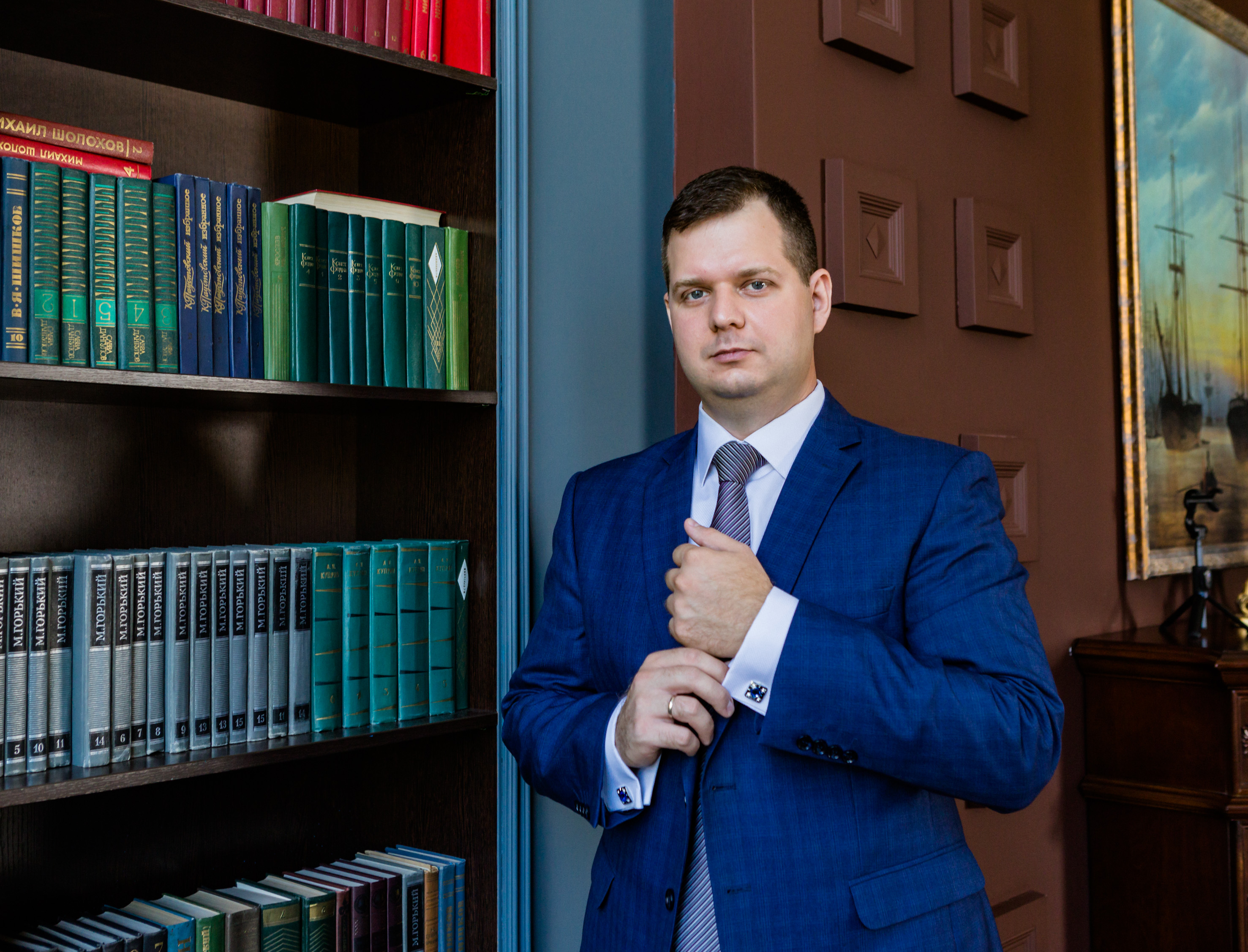 Юрист в синем костюме в кабинете
